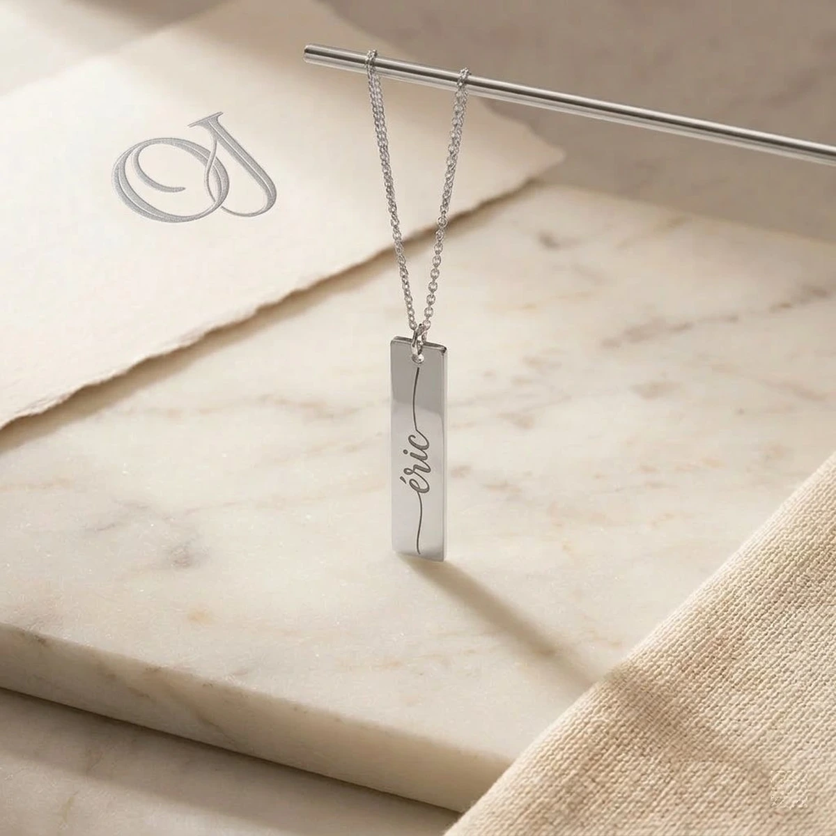 Collier Prénom Gravé Argent Massif — Oréa Joaillerie Collier prénom gravé barre argent massif fond marbre — Oréa Joaillerie
