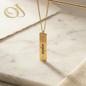 Collier Prénom Gravé Or 18k — Bijou Personnalisé Collier prénom gravé barre plaqué or 18k bijou personnalisé — Oréa Joaillerie