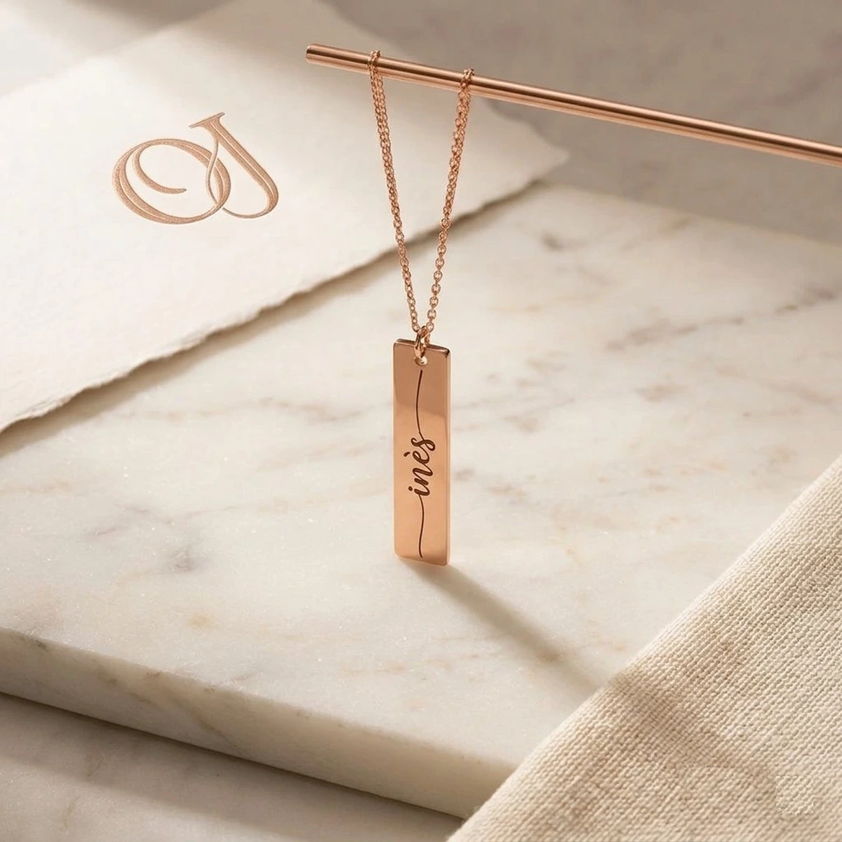 Collier Prénom Gravé Or Rose 18k — Oréa Joaillerie Collier prénom gravé barre plaqué or rose 18k fond marbre — Oréa Joaillerie